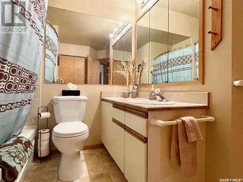 104 250 Athabasca Street E, Moose Jaw, SK - Indoor Photo Showing Bathroom