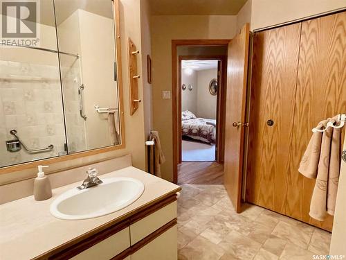 104 250 Athabasca Street E, Moose Jaw, SK - Indoor Photo Showing Bathroom