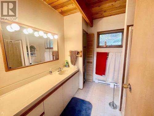 8200 Gun Lake West Rd, Lillooet, BC - Indoor Photo Showing Bathroom
