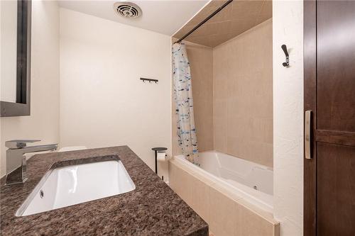 8 Bobolink Road, Hamilton, ON - Indoor Photo Showing Bathroom