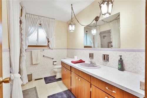 180 Oakland Drive, Hamilton, ON - Indoor Photo Showing Bathroom