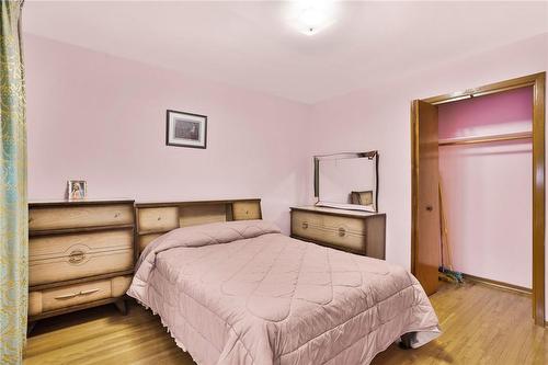 180 Oakland Drive, Hamilton, ON - Indoor Photo Showing Bedroom