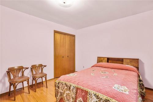 180 Oakland Drive, Hamilton, ON - Indoor Photo Showing Bedroom