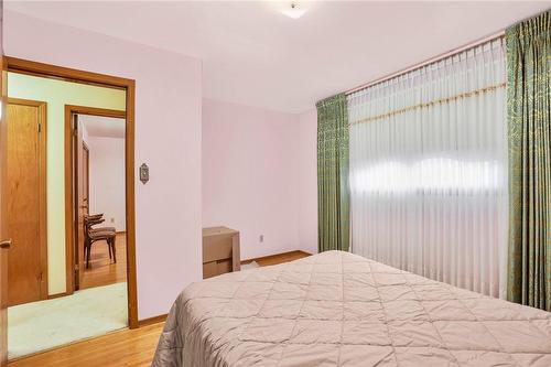 180 Oakland Drive, Hamilton, ON - Indoor Photo Showing Bedroom