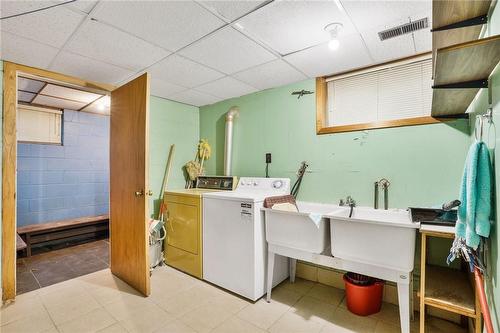 180 Oakland Drive, Hamilton, ON - Indoor Photo Showing Laundry Room