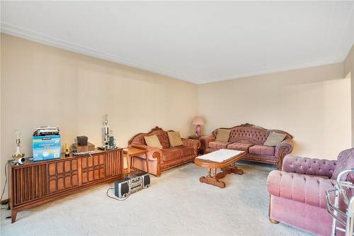 180 Oakland Drive, Hamilton, ON - Indoor Photo Showing Living Room