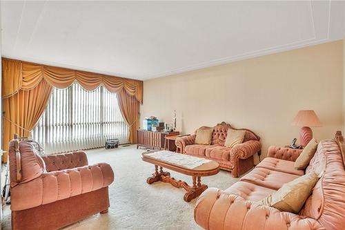 180 Oakland Drive, Hamilton, ON - Indoor Photo Showing Living Room