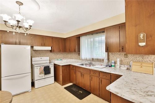 180 Oakland Drive, Hamilton, ON - Indoor Photo Showing Kitchen