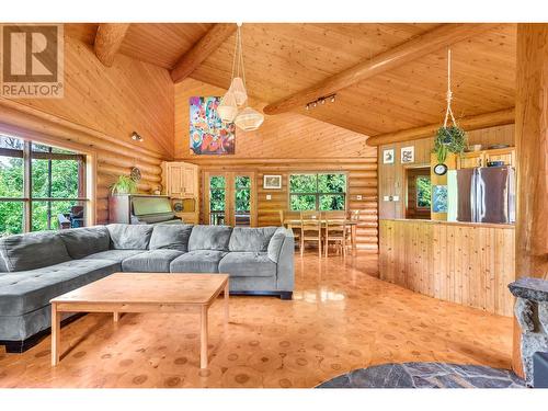 1415 Mallory Road, Enderby, BC - Indoor Photo Showing Living Room