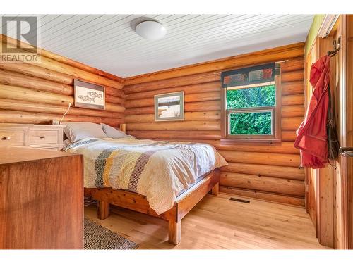 1415 Mallory Road, Enderby, BC - Indoor Photo Showing Bedroom