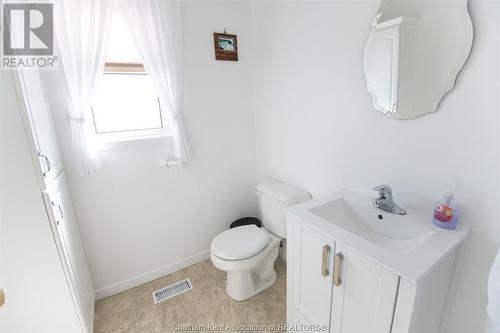 11568 Pinehurst Line, Chatham, ON - Indoor Photo Showing Bathroom