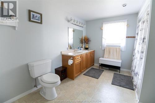 11568 Pinehurst Line, Chatham, ON - Indoor Photo Showing Bathroom