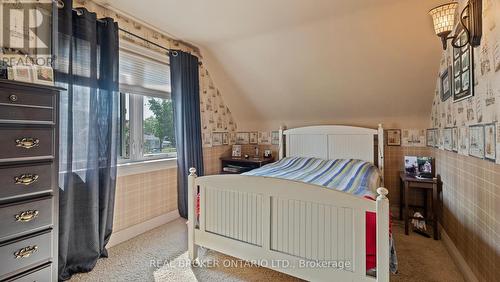 27 Grove Crescent, Brantford, ON - Indoor Photo Showing Bedroom