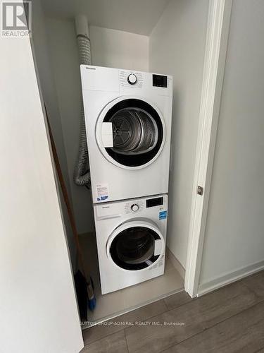 820 - 3100 Keele Street, Toronto (Downsview-Roding-Cfb), ON - Indoor Photo Showing Laundry Room