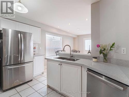 3235 Equestrian Crescent, Mississauga, ON - Indoor Photo Showing Kitchen With Double Sink With Upgraded Kitchen