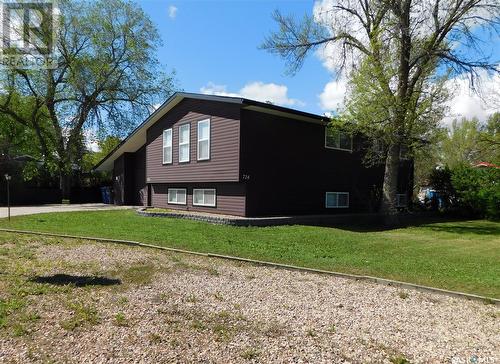 724 4Th Street E, Assiniboia, SK - Outdoor