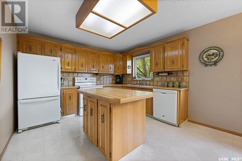 2707 Jolly Place E, Regina, SK - Indoor Photo Showing Kitchen