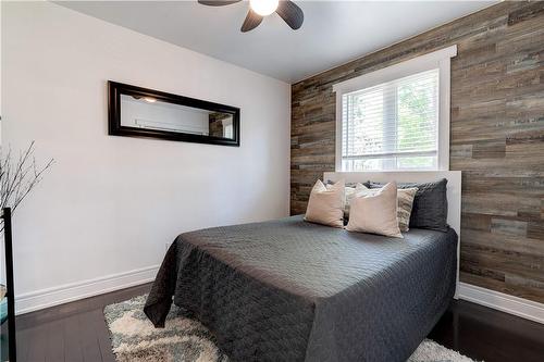 2185 Meadowbrook Road, Burlington, ON - Indoor Photo Showing Bedroom