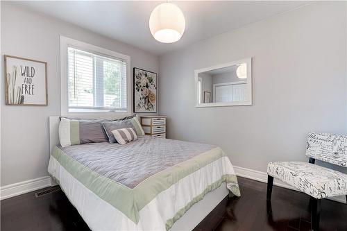 2185 Meadowbrook Road, Burlington, ON - Indoor Photo Showing Bedroom