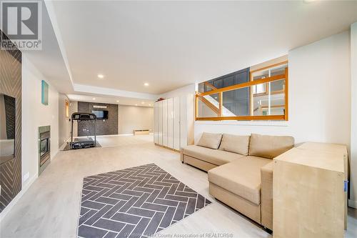 5919 Rosewood Crescent, Lasalle, ON - Indoor Photo Showing Living Room