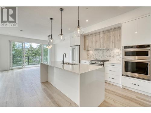 2735 Shannon Lake Road Unit# 111, West Kelowna, BC - Indoor Photo Showing Kitchen With Double Sink With Upgraded Kitchen