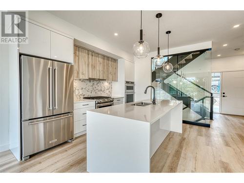 2735 Shannon Lake Road Unit# 111, West Kelowna, BC - Indoor Photo Showing Kitchen With Double Sink With Upgraded Kitchen