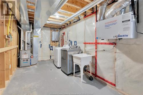 3141 Viola Crescent, Windsor, ON - Indoor Photo Showing Laundry Room