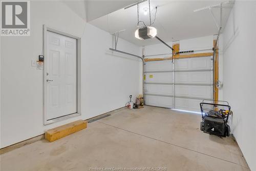 3141 Viola Crescent, Windsor, ON - Indoor Photo Showing Garage