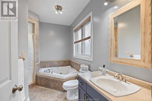 958 Pavan, Windsor, ON - Indoor Photo Showing Bathroom