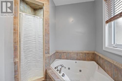 958 Pavan, Windsor, ON - Indoor Photo Showing Bathroom