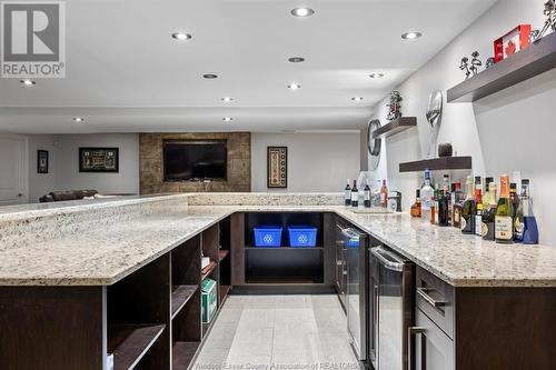 958 Pavan, Windsor, ON - Indoor Photo Showing Kitchen With Upgraded Kitchen