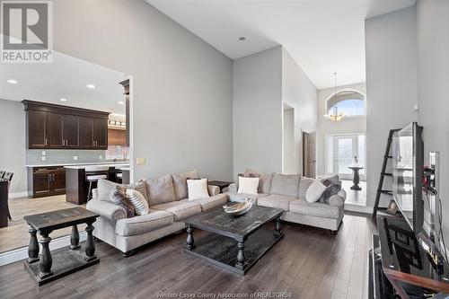 958 Pavan, Windsor, ON - Indoor Photo Showing Living Room