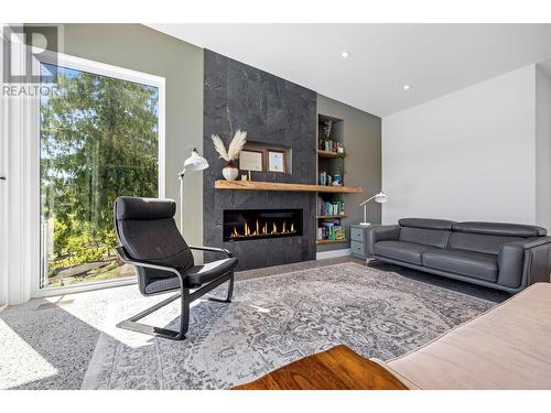 7333 Tronson Road Unit# 1, Vernon, BC - Indoor Photo Showing Living Room With Fireplace