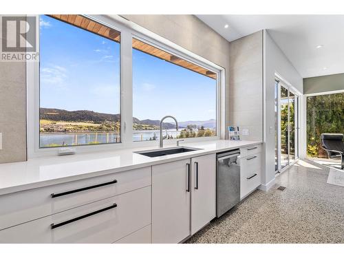 7333 Tronson Road Unit# 1, Vernon, BC - Indoor Photo Showing Kitchen