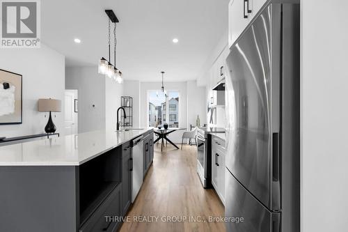 70 - 1595 Capri Crescent, London, ON - Indoor Photo Showing Kitchen With Upgraded Kitchen