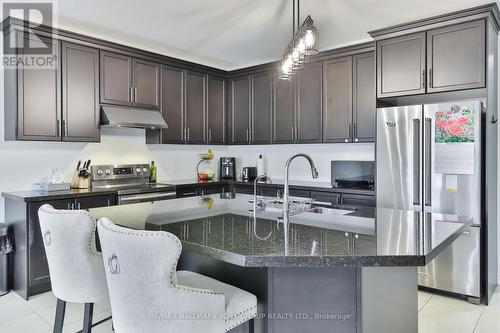 28 Goldeneye Drive, East Gwillimbury, ON - Indoor Photo Showing Kitchen With Upgraded Kitchen