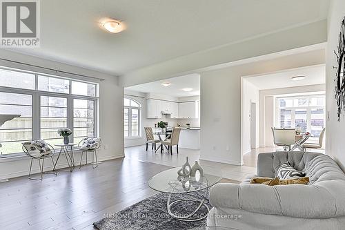 1 Cranley Road, East Gwillimbury, ON - Indoor Photo Showing Living Room