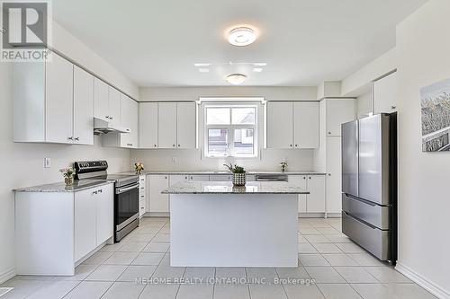 1 Cranley Road, East Gwillimbury, ON - Indoor Photo Showing Kitchen