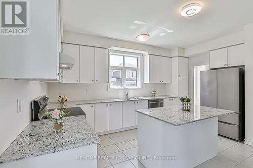 1 Cranley Road, East Gwillimbury, ON - Indoor Photo Showing Kitchen