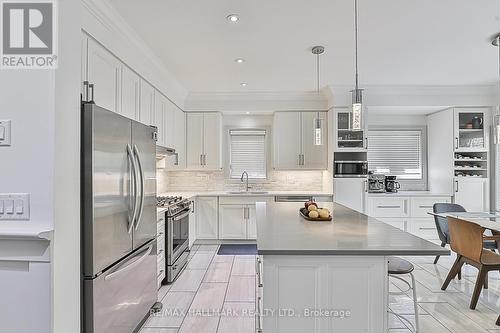 3206 Sorrento Crescent, Burlington, ON - Indoor Photo Showing Kitchen With Upgraded Kitchen