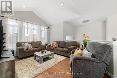 5 Walnut Crescent, Belleville, ON - Indoor Photo Showing Living Room