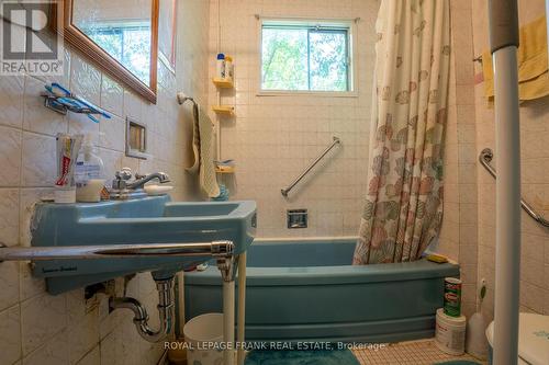 44 Woods Avenue, Kawartha Lakes, ON - Indoor Photo Showing Bathroom