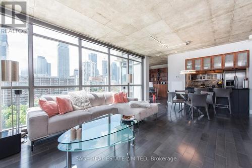 1108 - 285 Mutual Street, Toronto, ON - Indoor Photo Showing Living Room