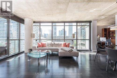 1108 - 285 Mutual Street, Toronto, ON - Indoor Photo Showing Living Room