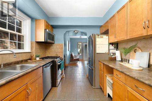 2476 Lincoln, Windsor, ON - Indoor Photo Showing Kitchen With Double Sink