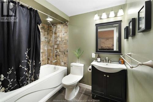 2476 Lincoln, Windsor, ON - Indoor Photo Showing Bathroom