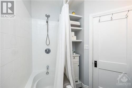 44 Newton Street, Ottawa, ON - Indoor Photo Showing Bathroom