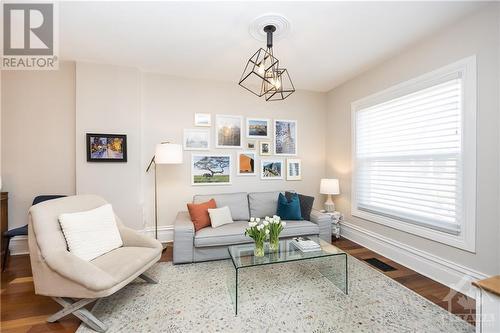 44 Newton Street, Ottawa, ON - Indoor Photo Showing Living Room