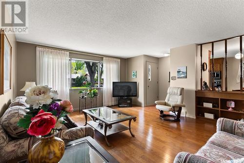 124 Elmview Road, Regina, SK - Indoor Photo Showing Living Room