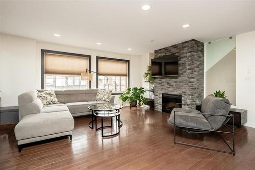 44 455 Shorehill Drive, Winnipeg, MB - Indoor Photo Showing Living Room With Fireplace